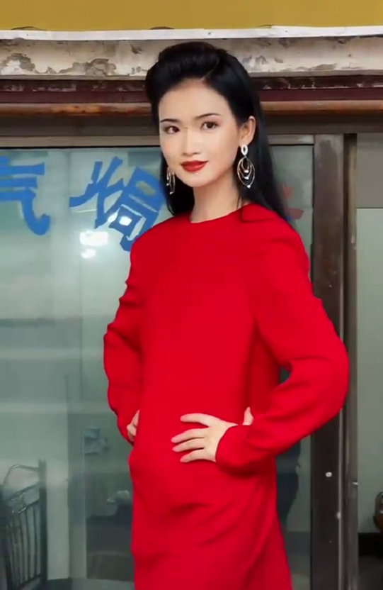 上世纪"中国十大名模"季军姚佩芳获奖时的造型姥姥柜子上的美女画报