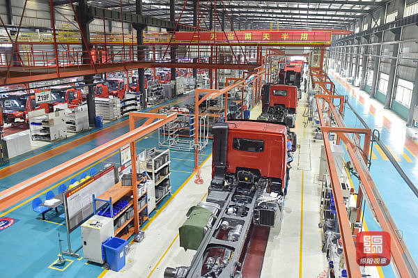 7月6日上午10时,记者在中国重汽集团卡车绵阳分公司总装车间看到,近百