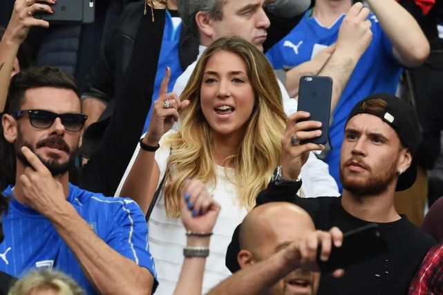 另外一边的因西涅,则穿上了队友斯皮纳佐拉的球衣加入到庆祝之中,人情