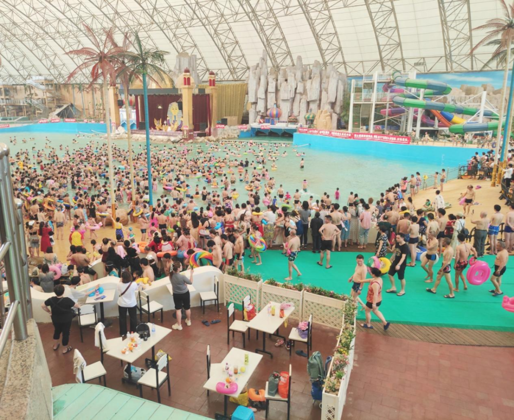 澜卡威水上乐园 坐落秀丽的圣莲岛景区 占地14万平方米,十余个水上