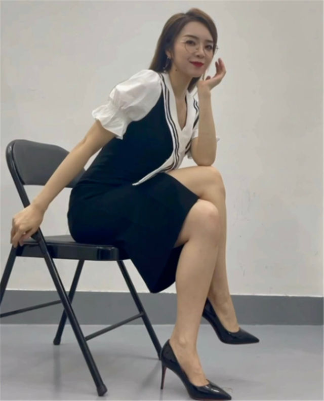 又是管泽元拍的余霜发了段椅子舞看不到live的人失去太多了