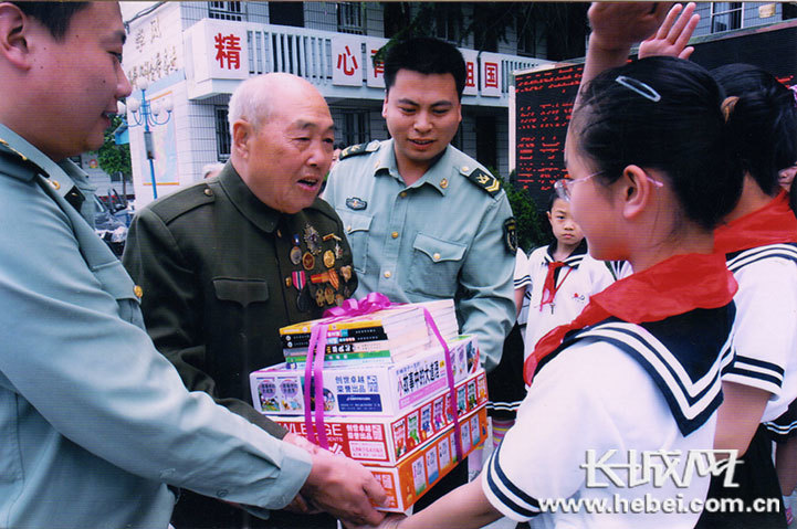 微视频七一勋章获得者王占山为党战斗为党代言