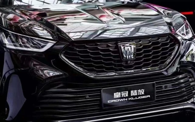 不过值得注意的是,新车尾标为 crown kluger