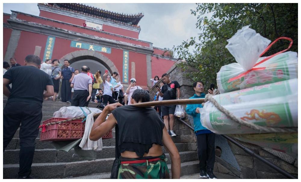 泰山挑山工凌晨5点摸黑登山,扛百斤货物连跑三四趟赚200元