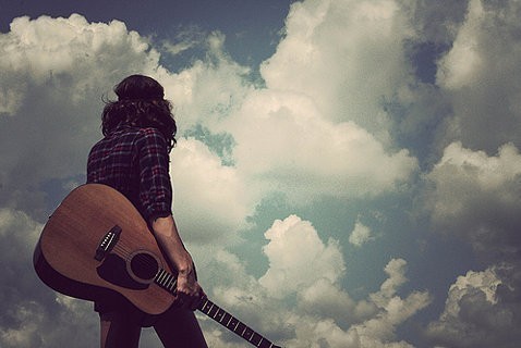 西安地下地铁站错把流浪歌手当成了自己的儿子未语泪先流