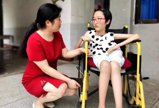 太励志四川仁寿轮椅女孩高考606分母亲高中陪读3年