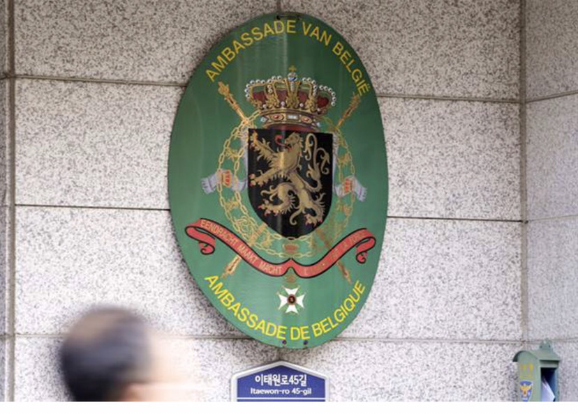 才掌掴店员 比利时驻韩大使夫人再爆赏清洁工巴掌 踢飞便当