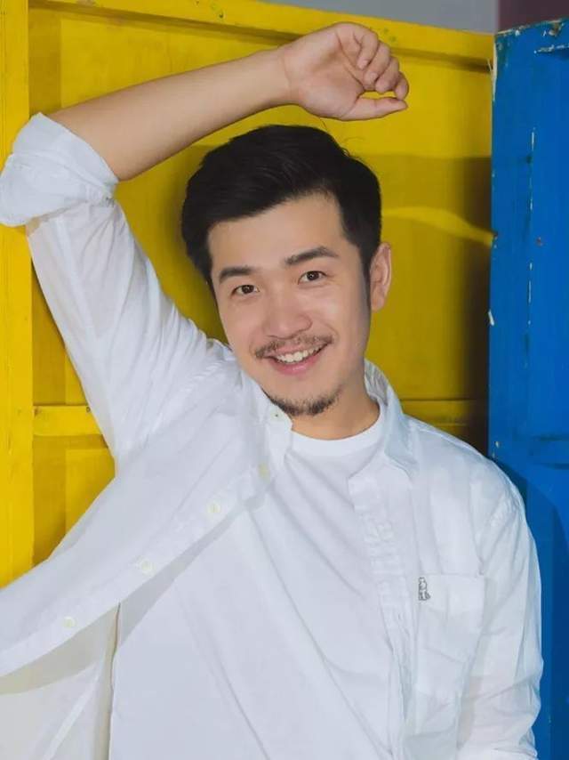 顾鑫在剧中饰演成年尔杰,但他在赵薇,古巨基,林心如等人中,表现的确不