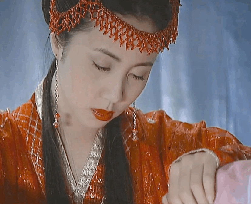 2002年,出演武侠剧《书剑恩仇录》而受到关注.