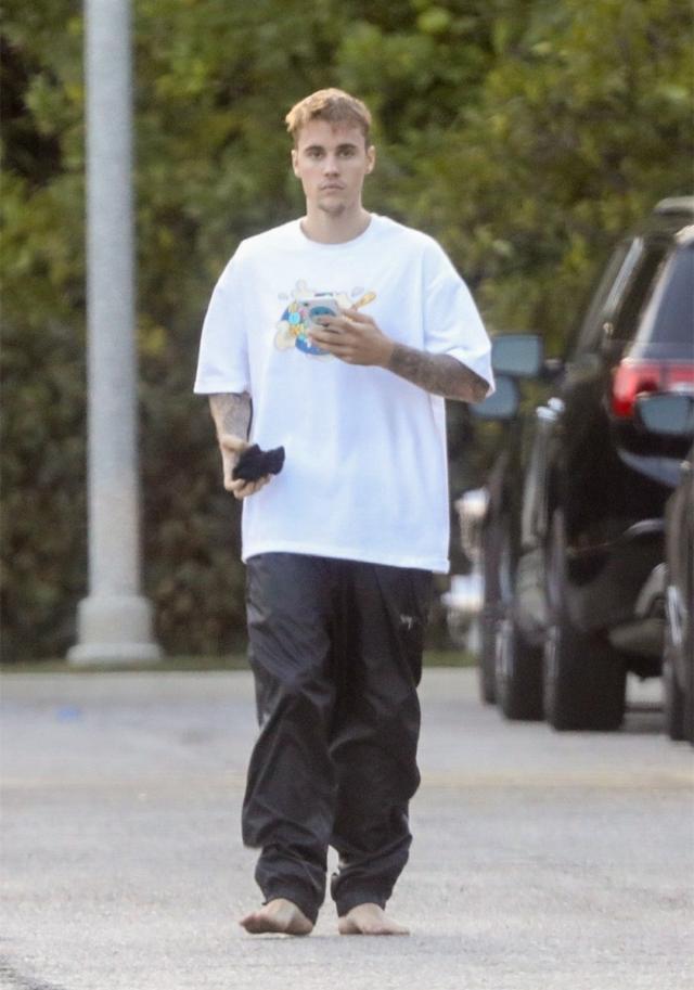 贾斯汀比伯罕见光脚出街,头发凌乱胡子拉碴,全靠颜值硬撑.