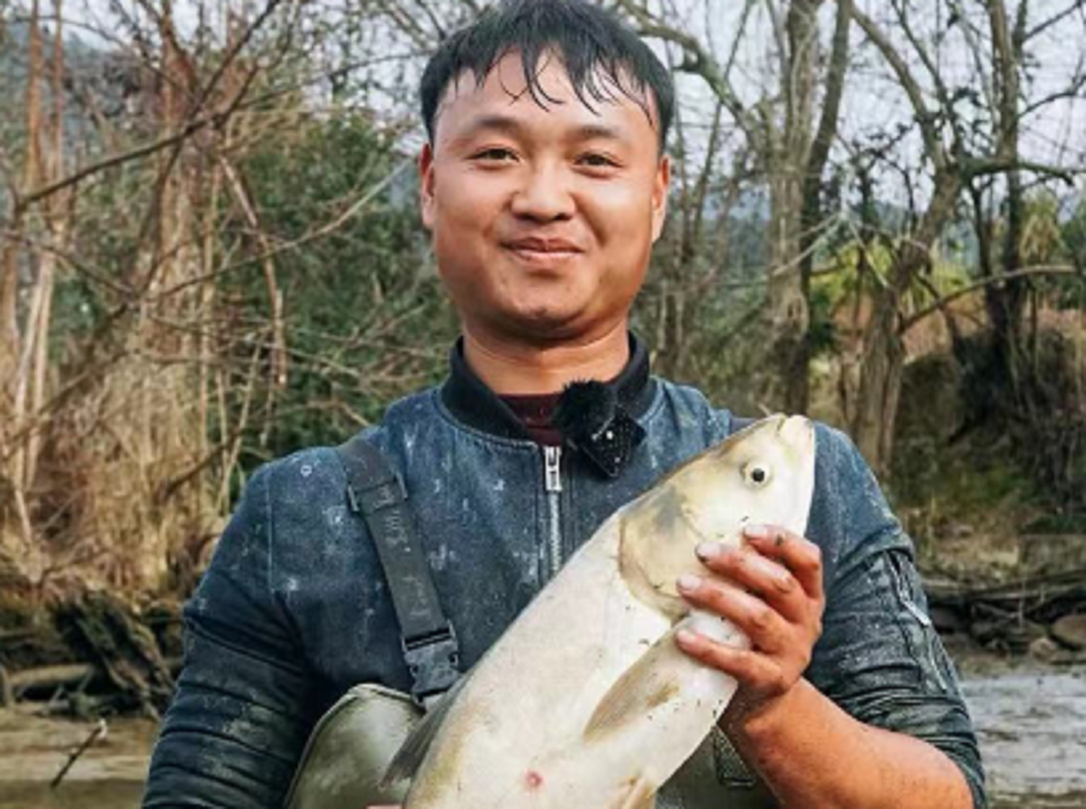 大表哥盘废弃鱼塘爆火网络靠挖鱼也可以涨粉千万年入百万