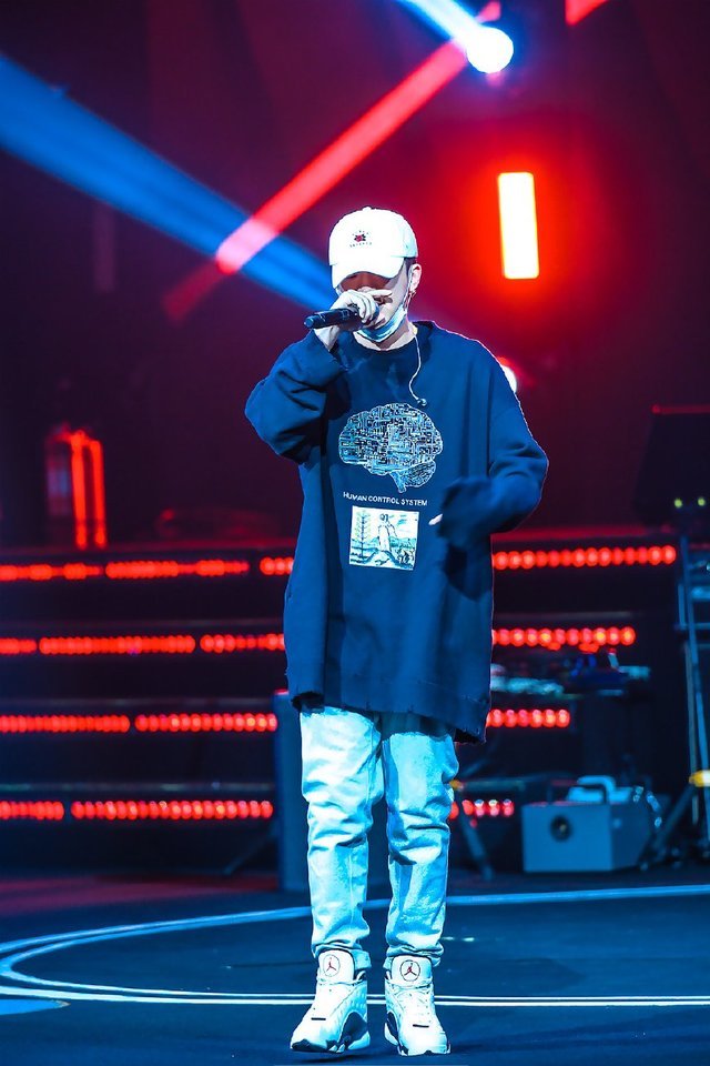 pg one风波首现身,戴红帽穿红鞋,网友:这还想着从头红到脚呢_腾讯新闻