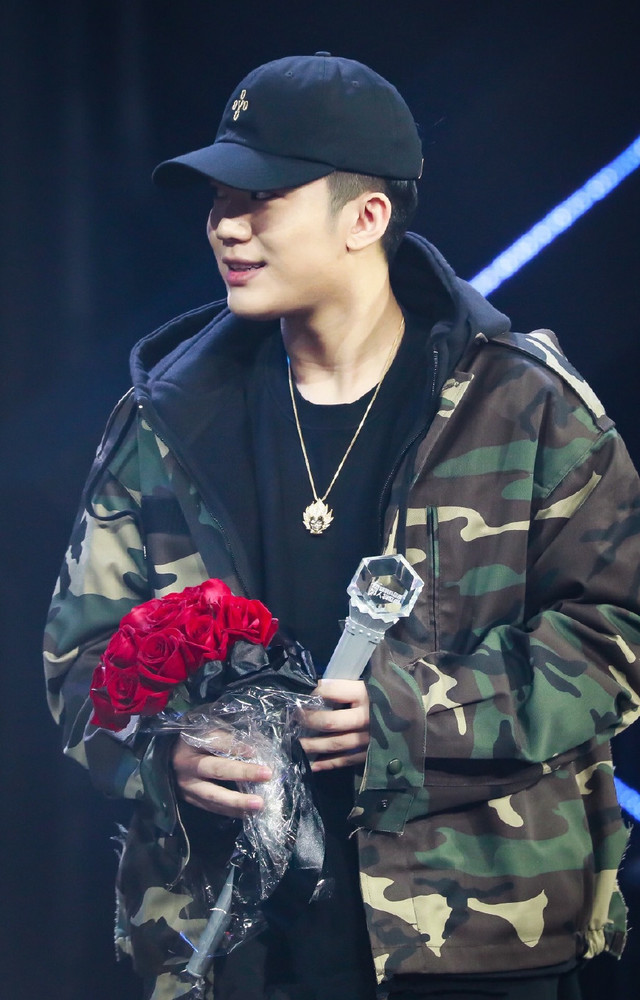 pg one风波首现身,戴红帽穿红鞋,网友:这还想着从头红到脚呢