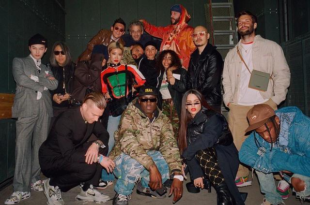 权志龙背女包气场足 穿夹克衬衫内大外小 又要引领新潮流 腾讯新闻