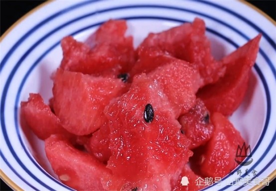 把西瓜倒进滚烫的油锅,瞬间变成河南传统美食,这做法还第一次见