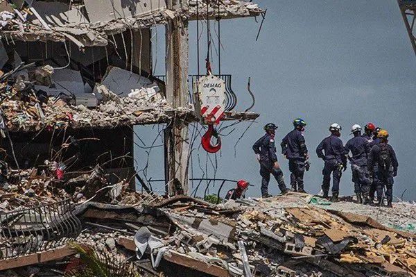 美国某地受到热带风暴持续袭击风暴已袭击到西部