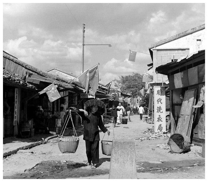 1949年深圳中英街照片:沙头角群众庆祝解放,我军战士与英方对峙