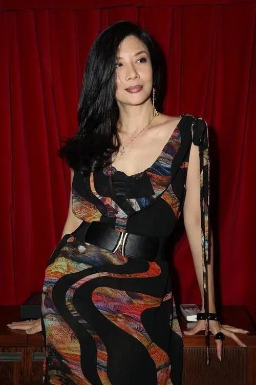 吴家丽不愧是港片中的性感女神,近60岁仍风韵犹存!