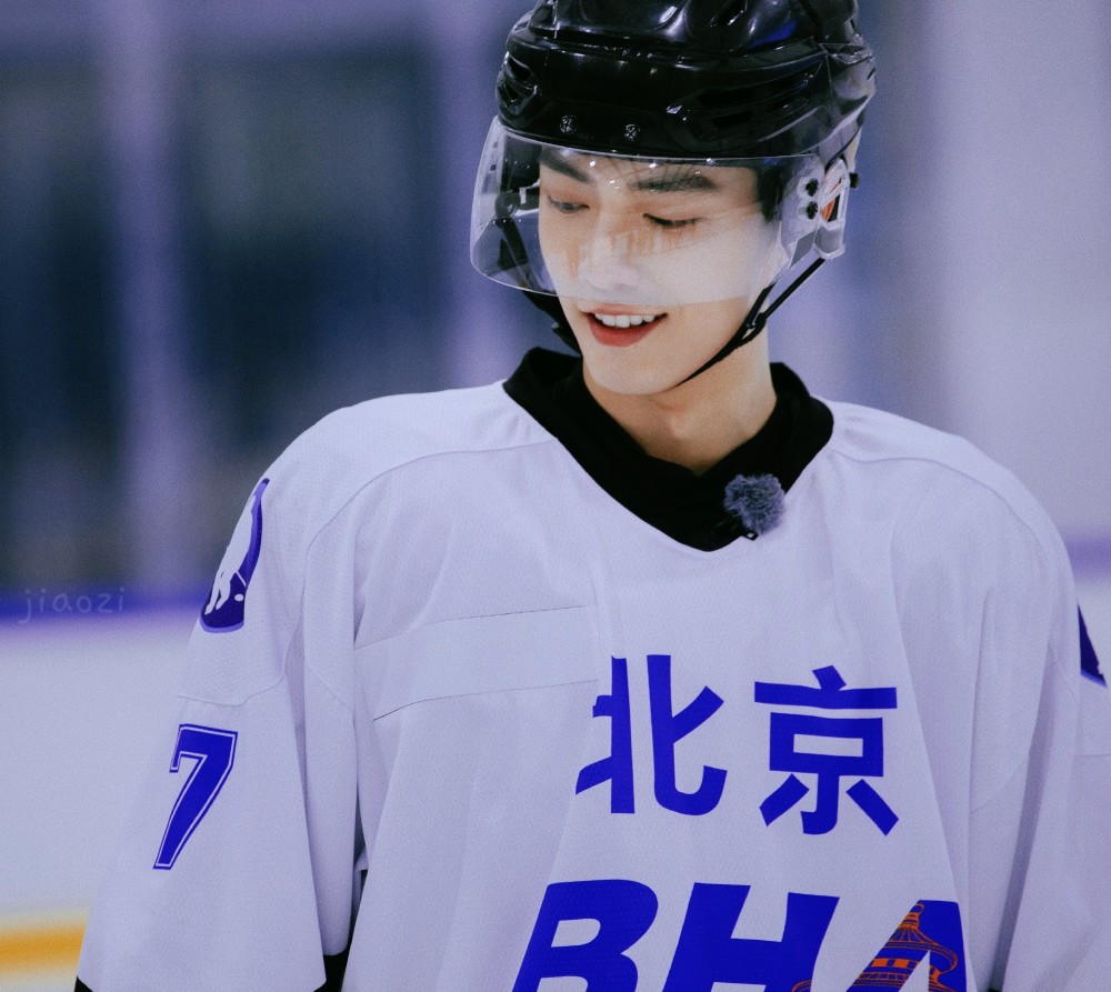 肖战冰球的精彩;始于力量,胜于速度,忠于颜值.