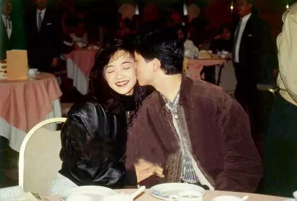 大陈慧娴八岁的区丁玉得知她小孩子的行为,无奈地一笑而过,眼里尽是宠