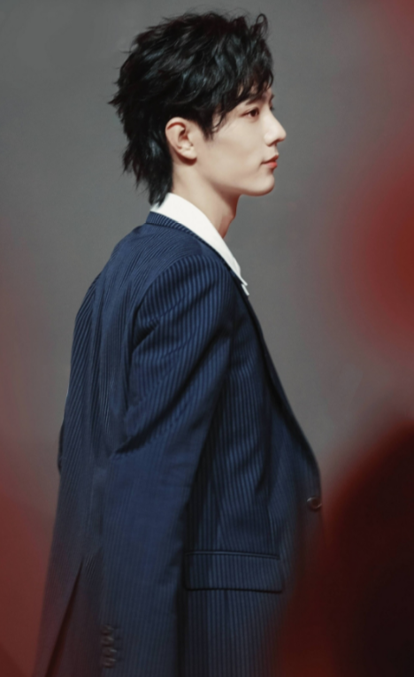 当男星遇上狼尾发型蔡徐坤很野肖战很苏但我还是忘不了这位的