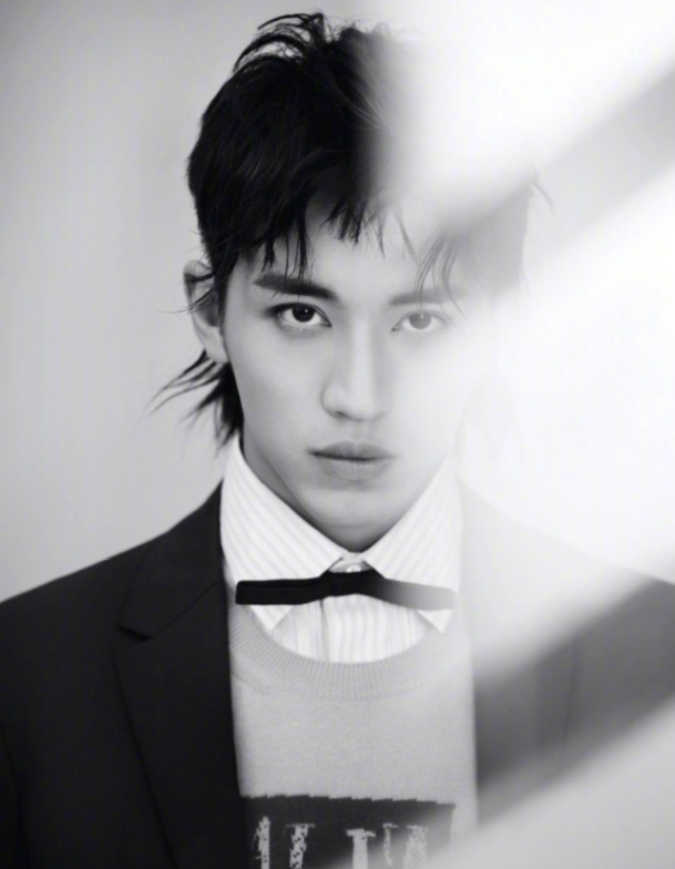 当男星遇上狼尾发型:蔡徐坤很野肖战很苏,但我还是忘不了这位的_腾讯