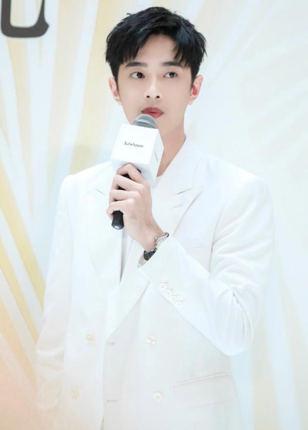 梁靖康穿西服现身无修图气质好难怪能夺走国民妹妹荧幕初吻