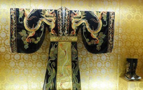 康熙女儿的陵墓在内蒙古出土240年肉身未腐龙袍上镶数万珍珠