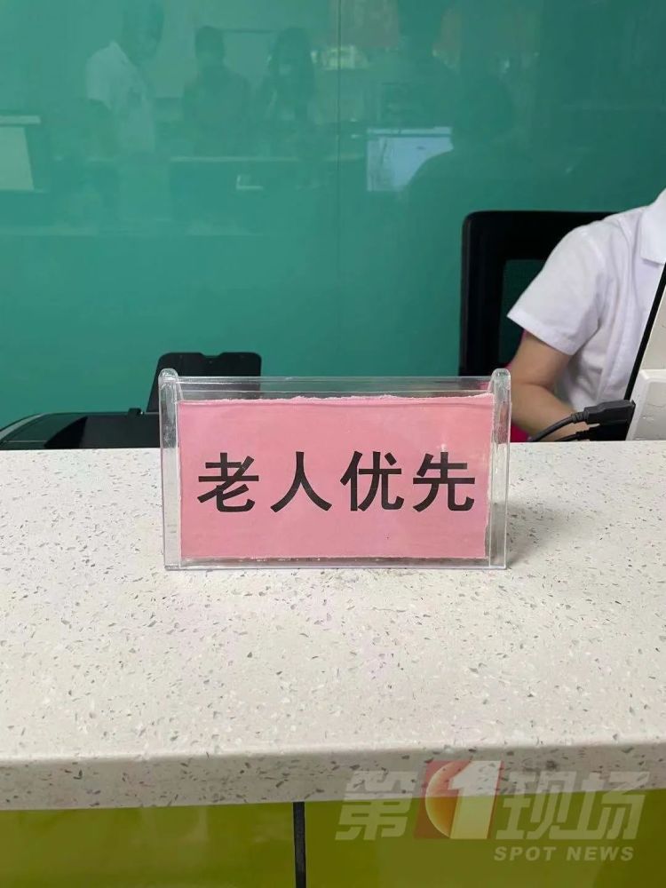 今天上午,在罗湖翠竹街道翠达社康中心,有不少老年人前来接种疫苗.