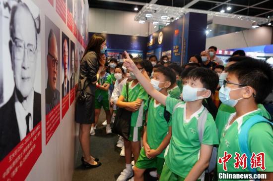 中国科学家主题展吸引香港小学生 追星 全网搜