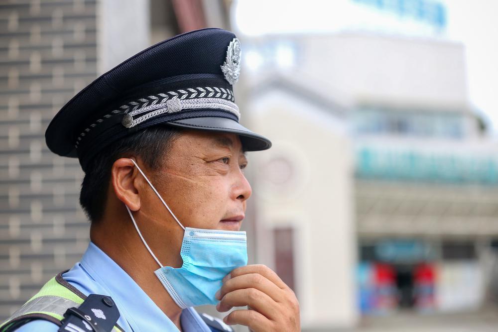 一線黨旗飄|烈日下連續奮戰,佛山禪城民警關成偉被曬出