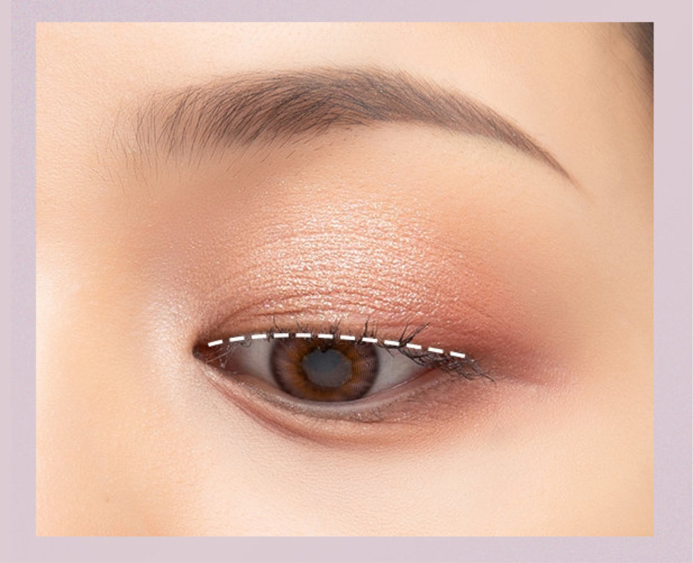 step  :粘贴前短后长款假睫毛,最后再在眼尾处画小幅度微微上翘的眼尾