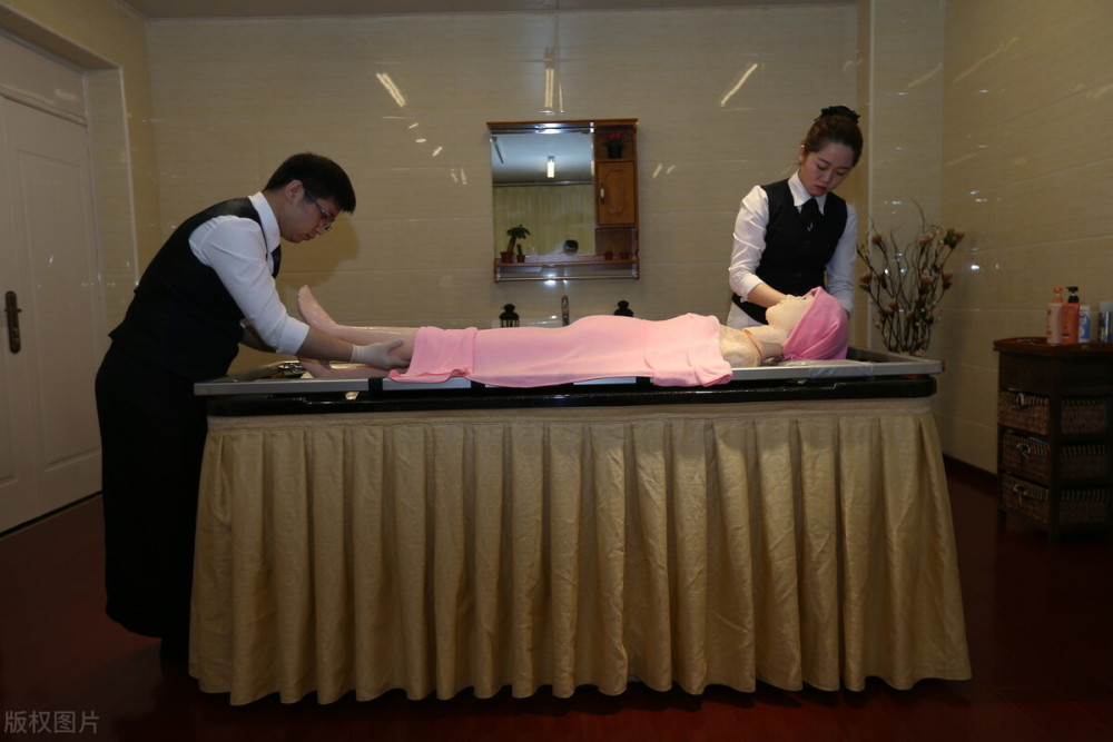 整容师也叫化妆师,主要是负责遗体妆容的处理.