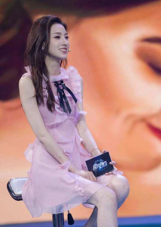 央视美女主持,走秀时泳裤掉落,淡定走完全程:谁爱看谁看_腾讯新闻