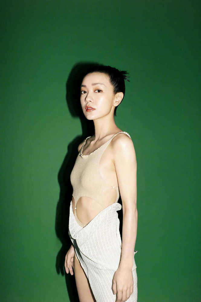 郭采洁真"大胆",穿挖空吊带衫秀排骨胸,裤子只穿一边也洋气