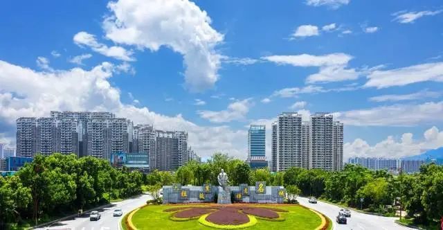 新城镇扭紧美丽圩镇建设目标聚力打造融湾先行地善美亮新城