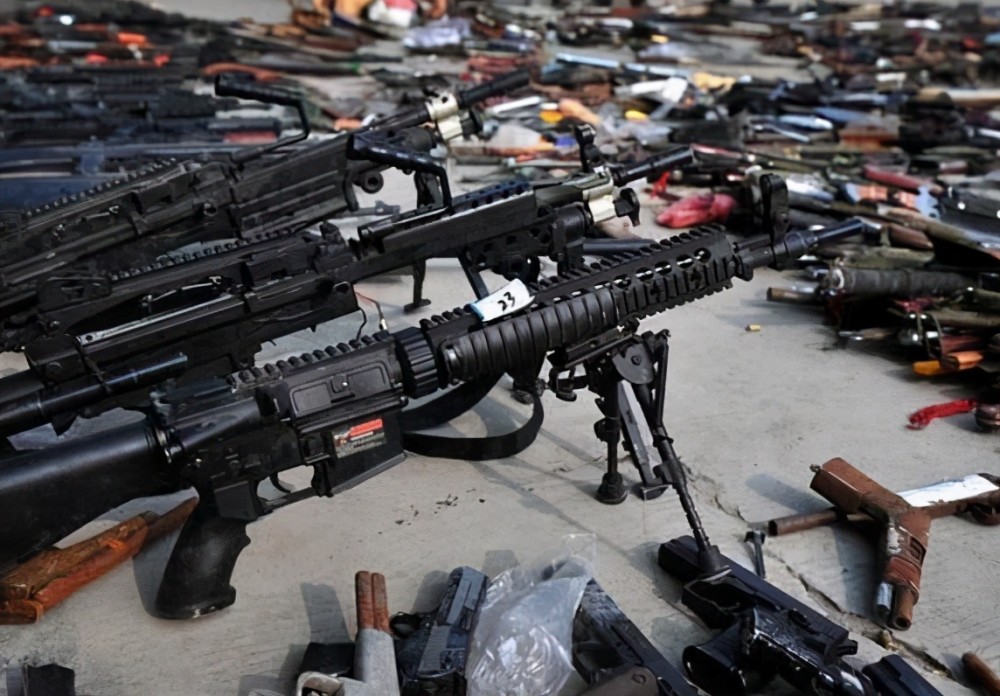 丢人!塔利班武装展出多种缴获武器,美国最后竟成了"运输队长"