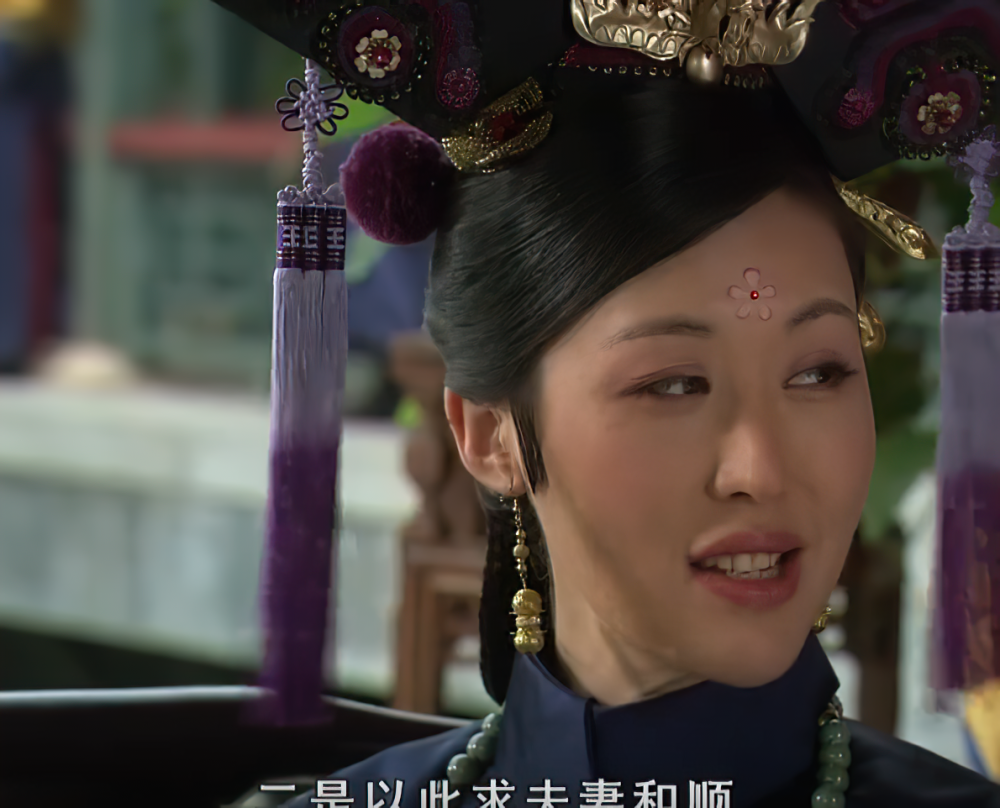 甄嬛传甄嬛给敦亲王福晋倒茶谁注意身后的丫鬟难怪敦亲王怕妻