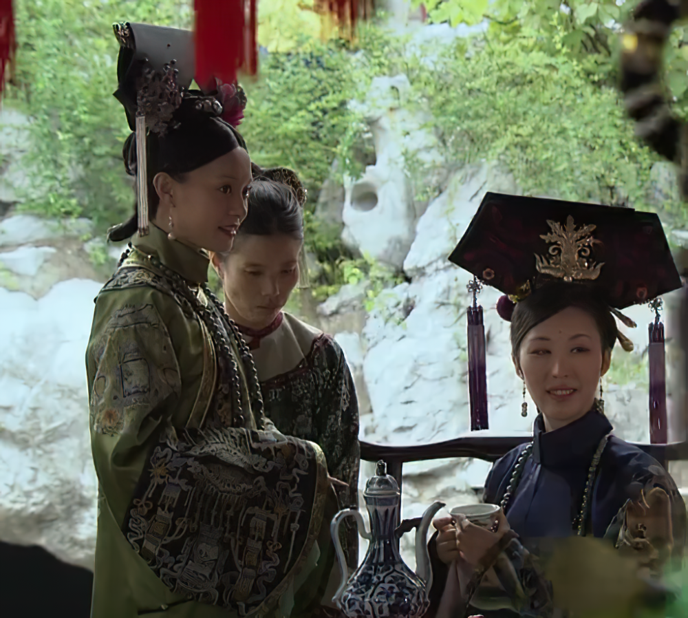甄嬛传甄嬛给敦亲王福晋倒茶谁注意身后的丫鬟难怪敦亲王怕妻