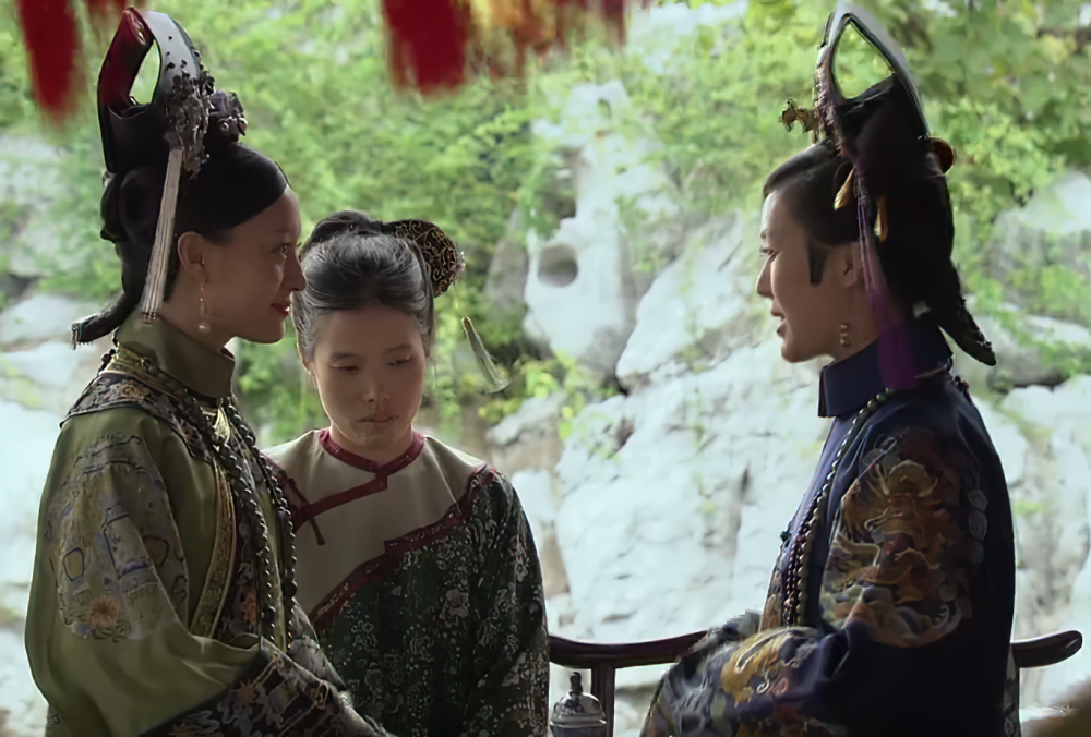 甄嬛传甄嬛给敦亲王福晋倒茶谁注意身后的丫鬟难怪敦亲王怕妻