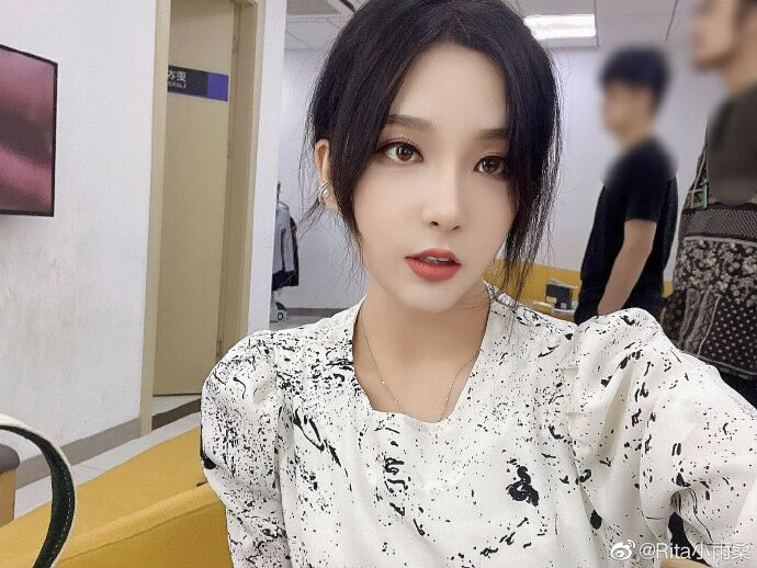 rita再发美照,雪肤红唇yyds!