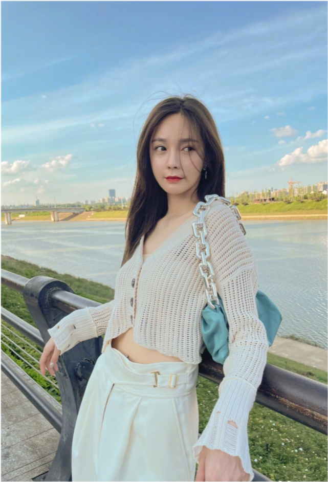 沈梦辰发九宫格自拍照粉丝劝她删除微博今天不合适营业