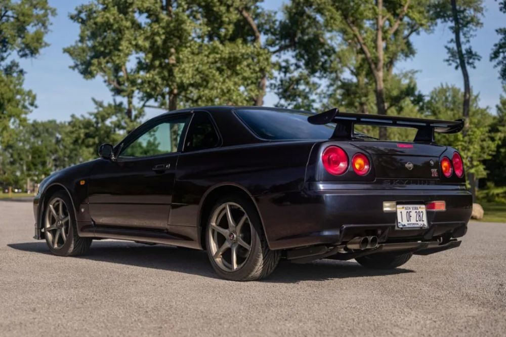 极度罕见的1999年日产r34 gtr正在等待认养