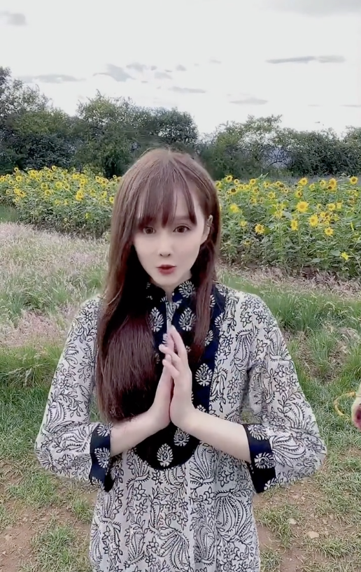 女儿再秀恩爱,和男友草地上翩翩起舞,甜蜜相拥|球球|赵本山|赵一涵