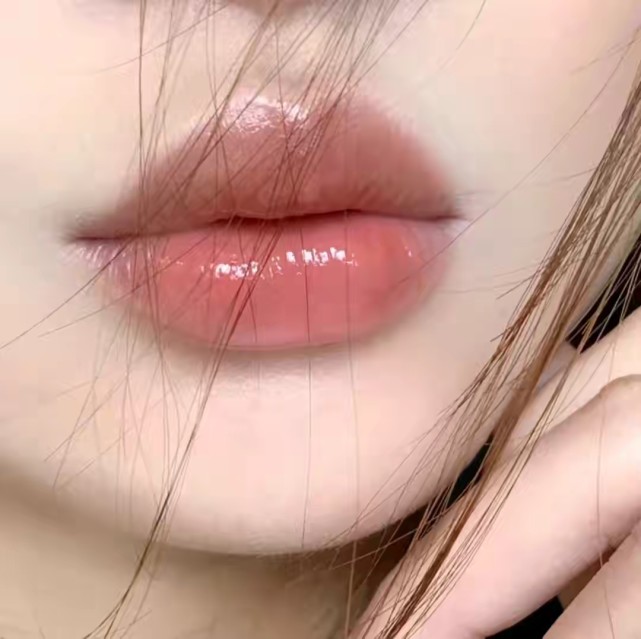 用蜜桃粉色的柔雾口红涂满嘴,用拇指或者是棉棒去弱化一下唇珠的边界