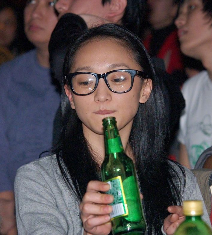周迅13年前无滤镜旧照曝光素颜直怼镜头喝整瓶啤酒大气又豪爽