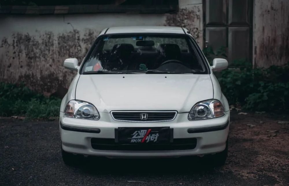 大灯非常圆润,线条如一气呵成般简单,第六代思域人送外号"大眼鸡",就