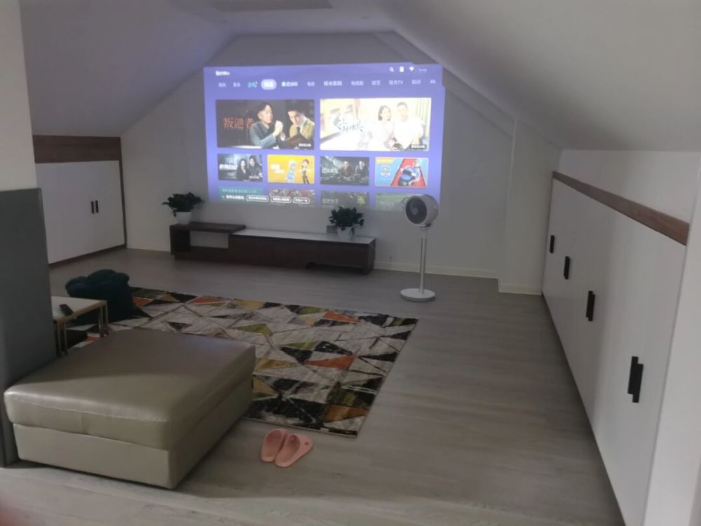 别再嫌弃最顶层的房子,看她家新房,阁楼做家庭影音室真心羡慕!