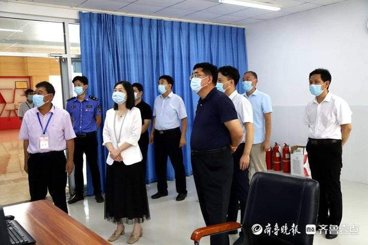 副区长李庆华,区教育局长王敬之,及相关部门负责同志一行到黄河中学