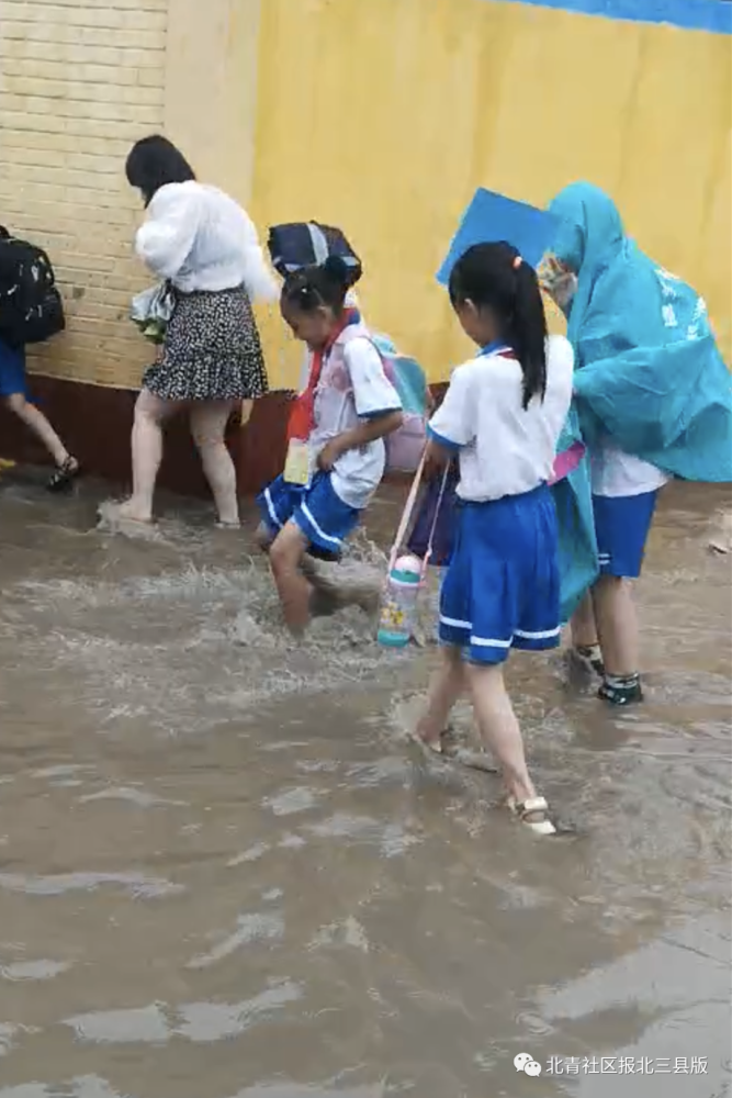 大雨之后,香河这所小学大门成"水塘",学生趟水入校